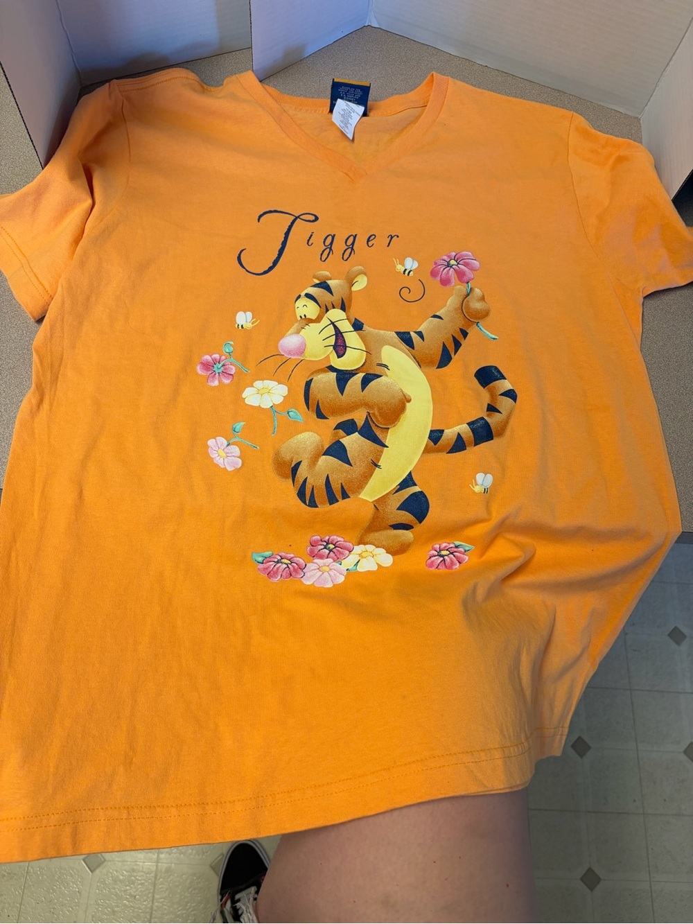 Vintage 90s Disney POOH Tigger v neck orange bees and flowers size XL